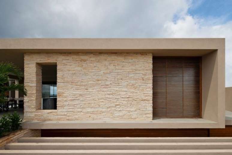 61. A fachada da casa com pedra natural é a opção ideal para uma casa clássica – Por: Decorando Casas