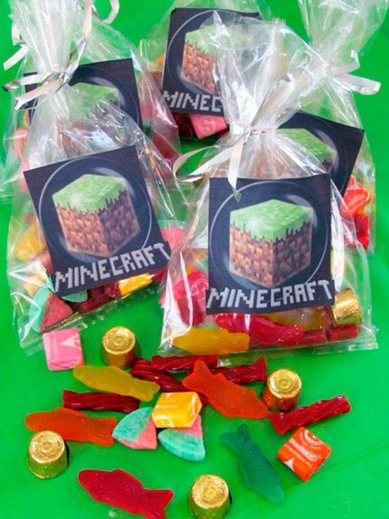 70. Sacolinhas com guloseimas para anivers&aacute;rio minecraft. Fonte: Dicas da Japa