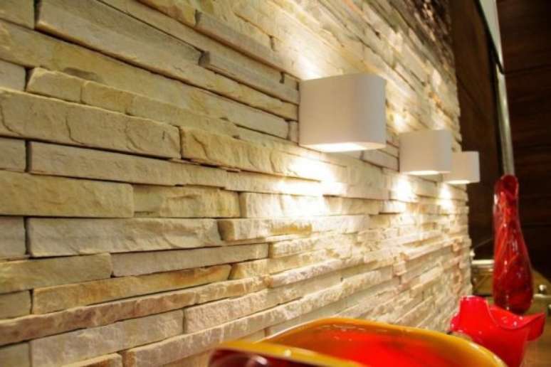 5. Sala com parede de pedra Canjiquinha &ndash; Por: Armond Arquitetura Constru&ccedil;&atilde;o