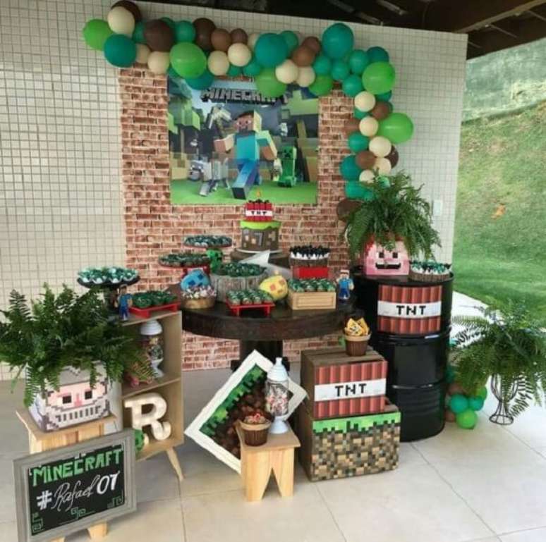 8. Utilize tambor, mesa redonda e caixotes para festa minecraft simples. Fonte: Pinterest