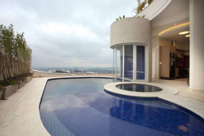 68. A piscina combina com a pedra &ndash; Por: Aquiles Nicol