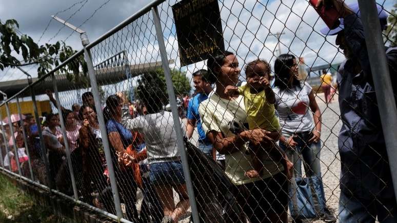 Venezuelanos na fronteira com o Brasil, em Roraima, em foto do ano passado; 28% dos entrevistados no país defendem fechamento das fronteiras para refugiados