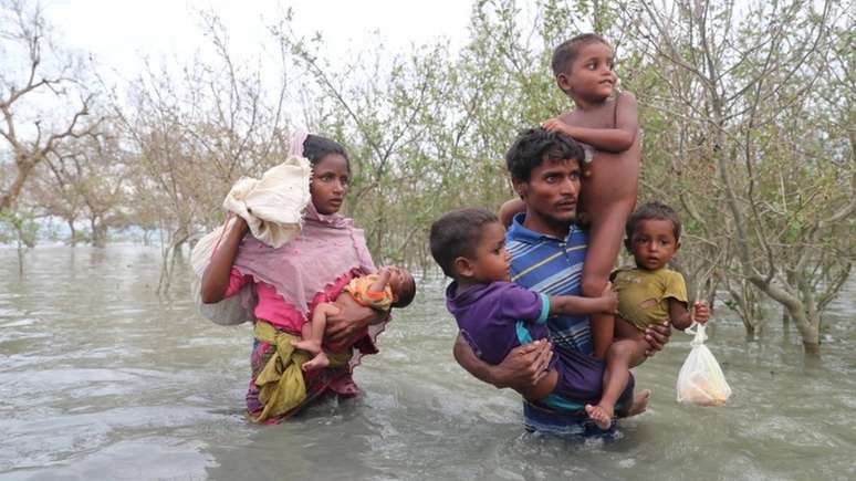 Refugiados da minoria rohingya cruzando rio para chegar a Bangladesh em 2017; número de deslocados bate recorde no mundo
