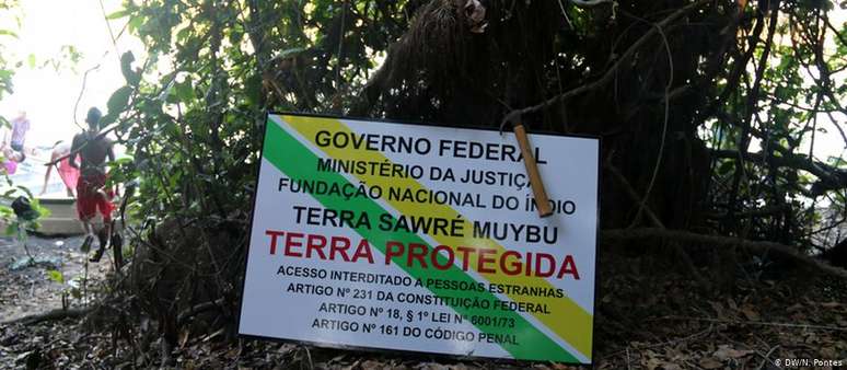 Placa da Funai de demarcação de terras indígenas da tribo Munduruku, no estado do Pará