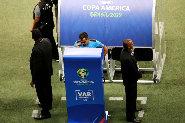 Árbitro Julio Bascunan analisa lance no VAR durante jogo Brasil x Venezuela
18/06/2019
REUTERS/Luisa Gonzalez
