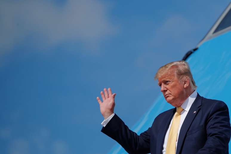 Presidente dos Estados Unidos, Donald Trump, acena ao desembarcar do avião presidencial Air Force One. 19/6/2019. REUTERS/Carlos Barria 