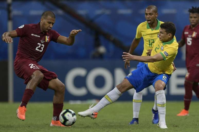 Thiago Silva reclama de vaias ao final na Fonte Nova (Foto: JUAN MABROMATA / AFP)