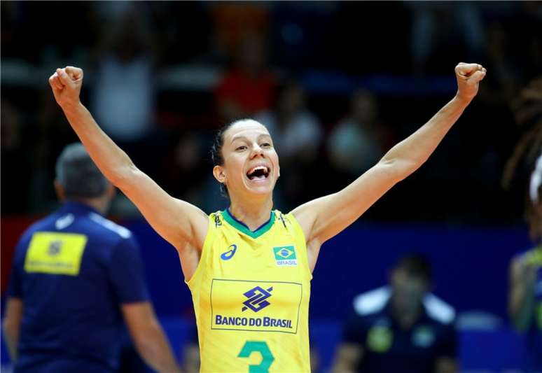 Macris comemora vitória brasileira (FIVB Divulgação)