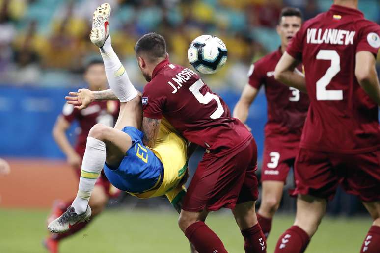 Daniel Alves, do Brasil, em lance da partida contra a Venezuela, válida pela 2ª rodada do grupo A da Copa América 2019, realizada na Arena Fonte Nova, em Salvador (BA), nesta terça- feira (18).