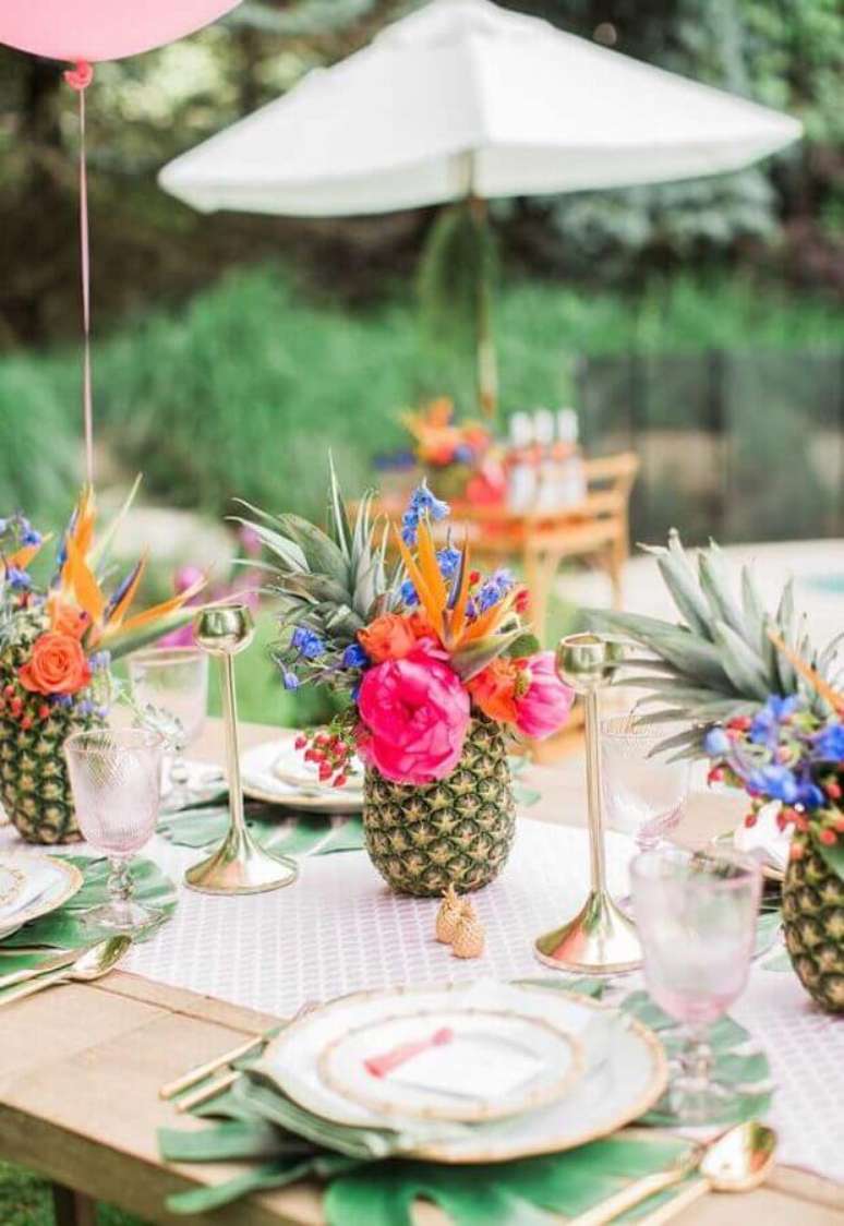 11. Invista em arranjos bem tropicais para decorar as mesas da festa na piscina – Foto:Pinterest