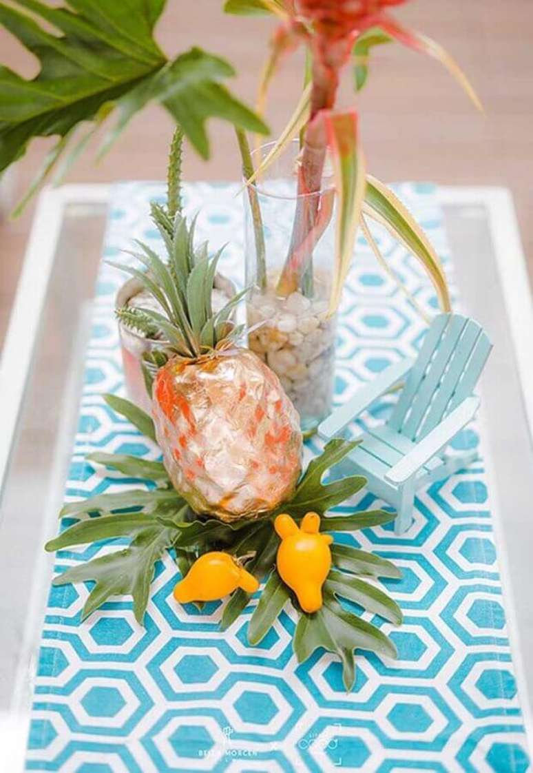 12. Arranjo de mesa para decoração de festa na piscina – Foto: Studio DIY