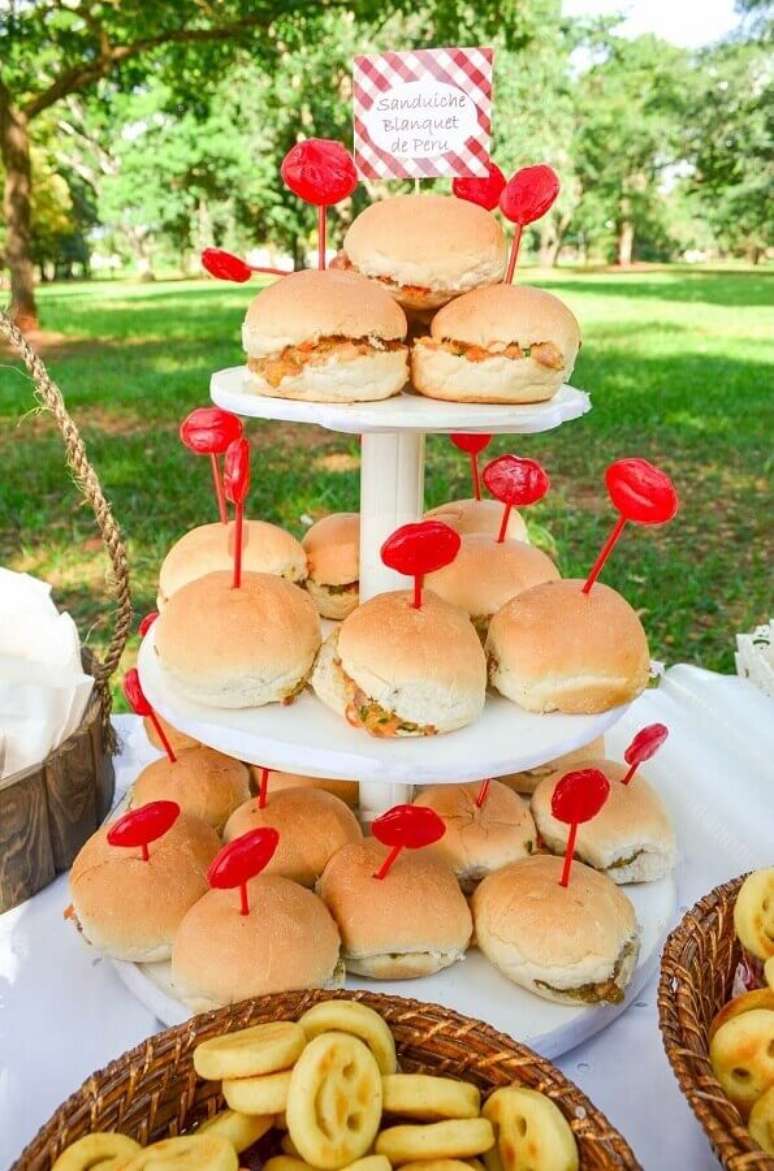 25. Invista em comidas para festa na piscina fáceis de fazer e que sejam bem leves – Foto: MÃEnual de Instruções