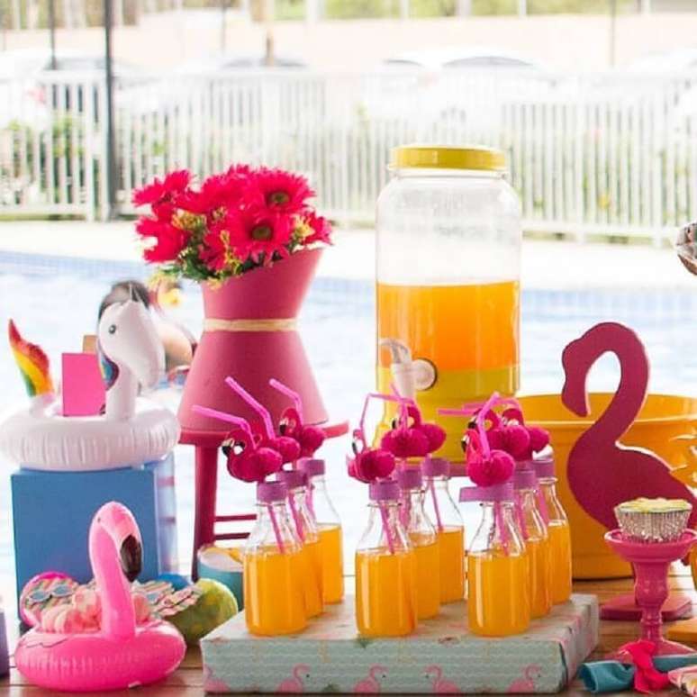 31. Tenha uma mesa especial para servir as bebidas durante a festa na piscina &ndash; Foto: Dom Atelier e Festas