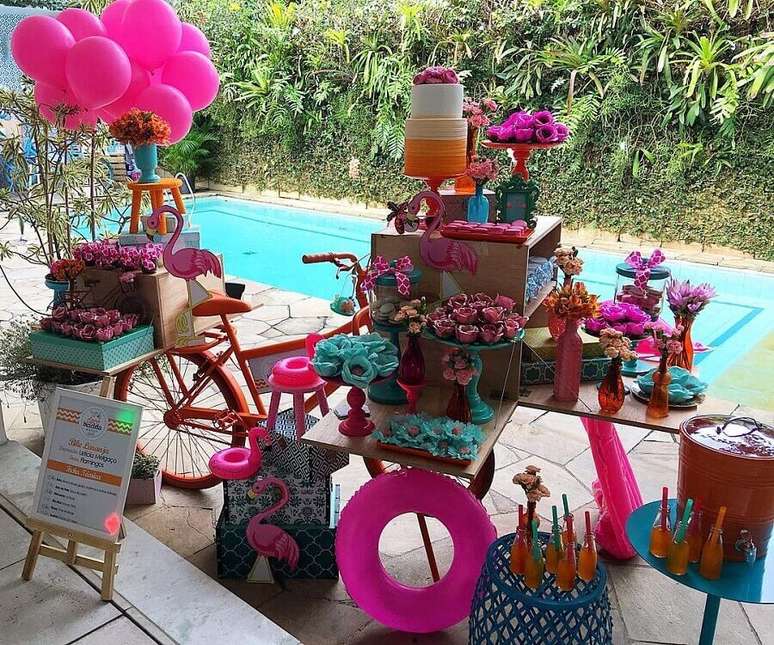 32. Decora&ccedil;&atilde;o para mesa de bolo festa na piscina &ndash; Foto: Let&iacute;cia Melga&ccedil;o