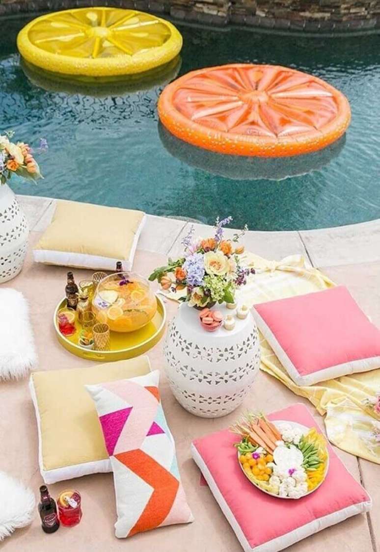 33. Almofadas são ótimas para trazer mais conforto aos convidados na festa na piscina – Foto: Sugar and Charm