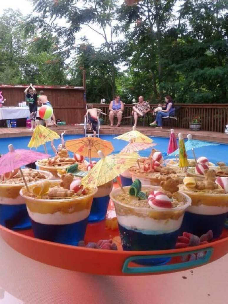 34. Decoração com comidas personalizadas para festa na piscina – Foto: Hasshe