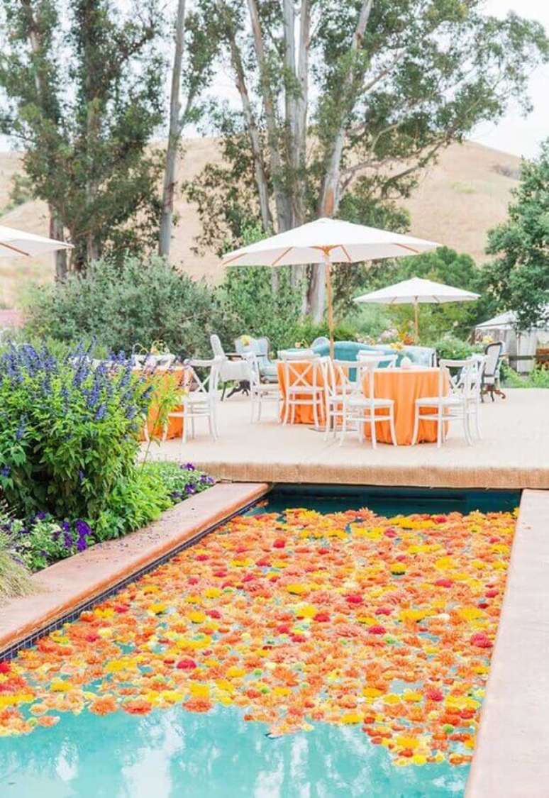 37. Linda decora&ccedil;&atilde;o com flores sobre a piscina &ndash; Foto: Ideias Decor