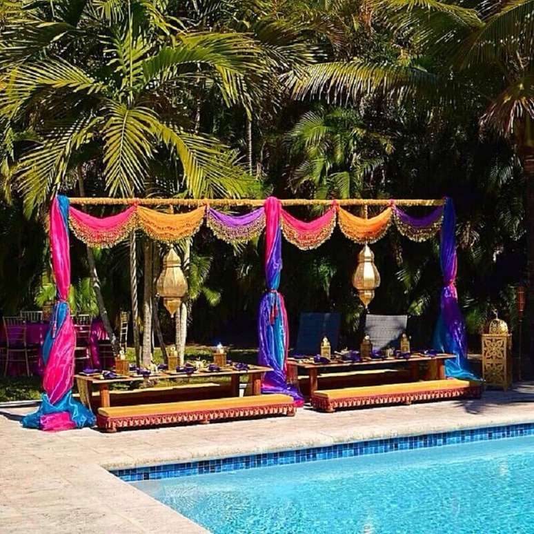 39. Ideia de decora&ccedil;&atilde;o de festa na piscina com tecidos coloridos &ndash; Foto: Christina Figueroa Manso