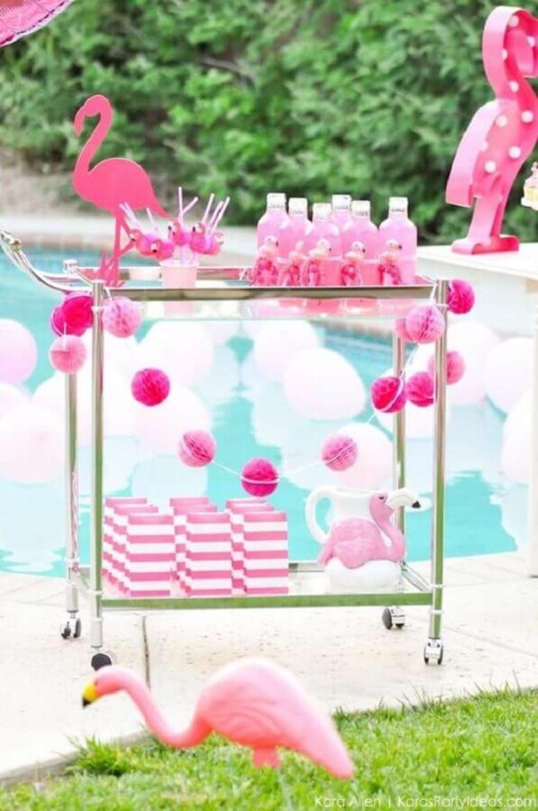 40. Carrinho de bebidas decorado com flamingos para festa na piscina – Foto: Pool Party Invitation