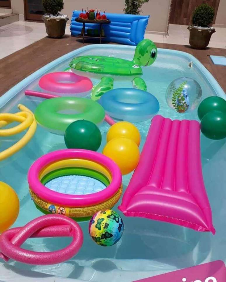 41. Boias para jogos de festa na piscina – Foto: Fábrica de Sonhos Festas