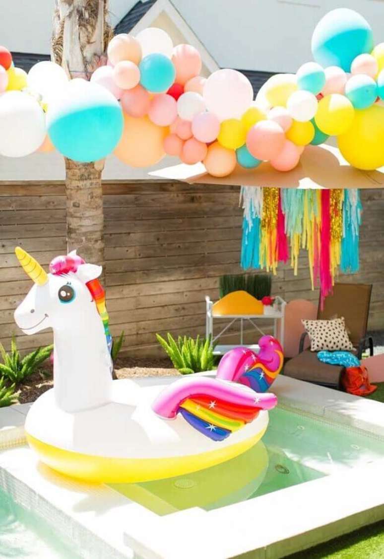 43. Decoração com balões e boias para festa na piscina infantil – Foto: Sugar & Cloth