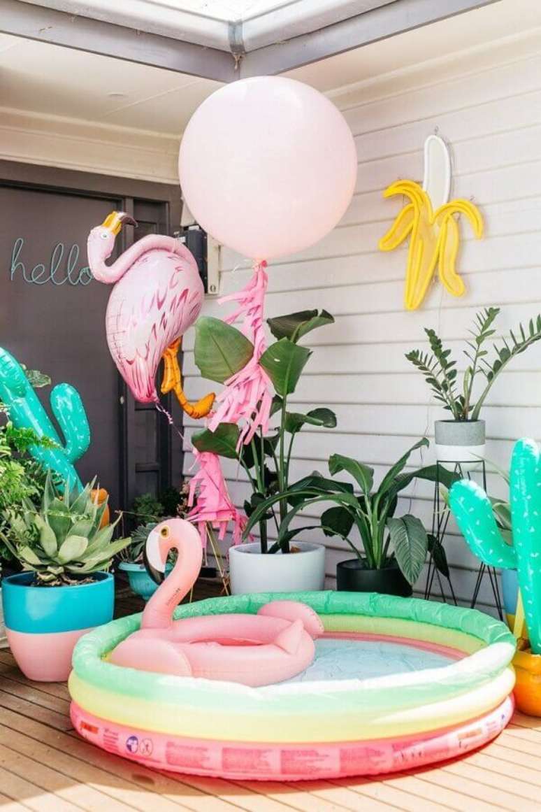 44. Invista em uma piscina inflável para compor a decoração e para dar mais diversão durante a festa na piscina infantil – Foto: The Kissing Booth Blog