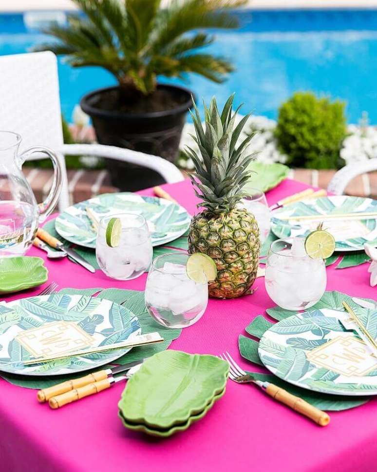 48. Linda mesa decorada para comemorar em festa na piscina – Foto: Pizzazzerie