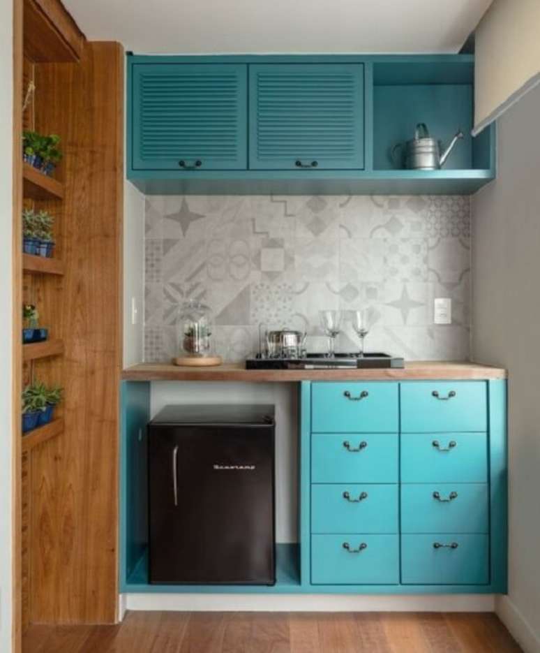 2. Decore espaços reduzidos incluindo no projeto uma mini geladeira na cor Fonte: Revista Casa e Jardim