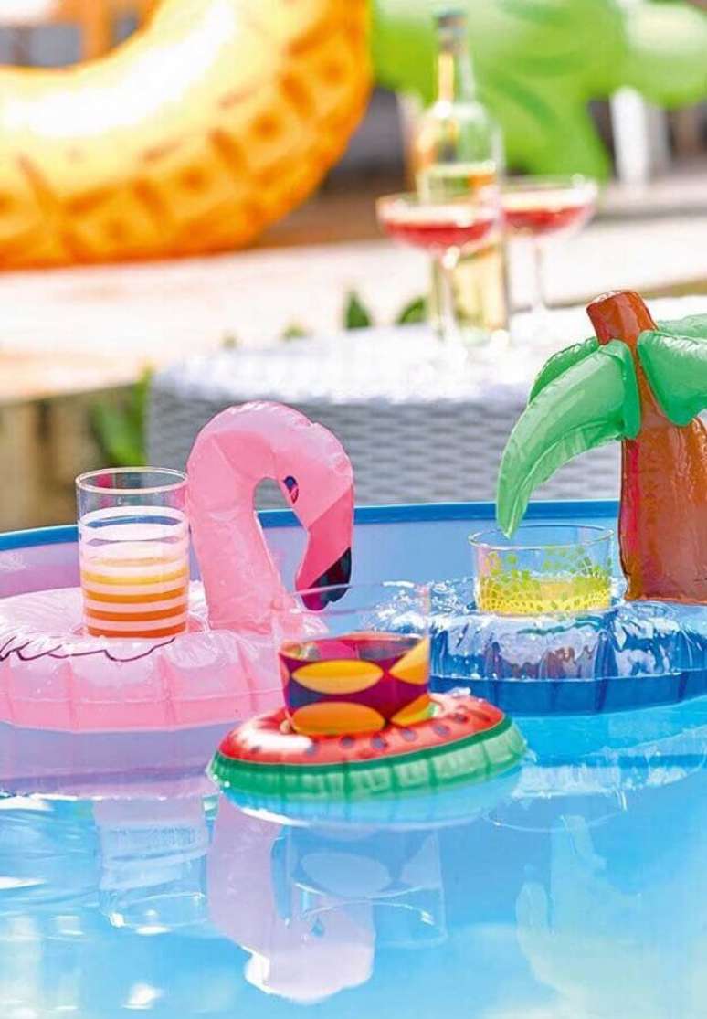 55. As comidas para festa na piscina podem ser servidas dentro de boias divertidas &ndash; Foto: Pinosy