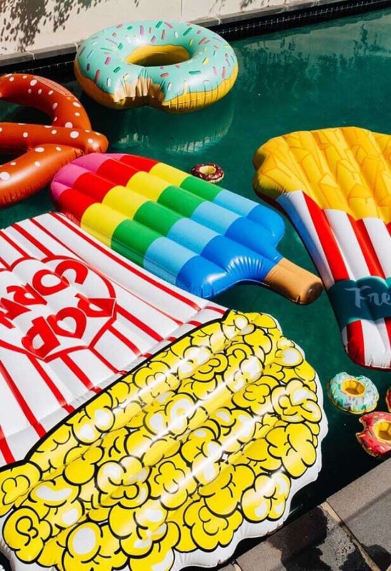 57. Boias coloridas e divertidas s&atilde;o presen&ccedil;a garantida em toda festa na piscina &ndash; Foto: Sugar and Charm