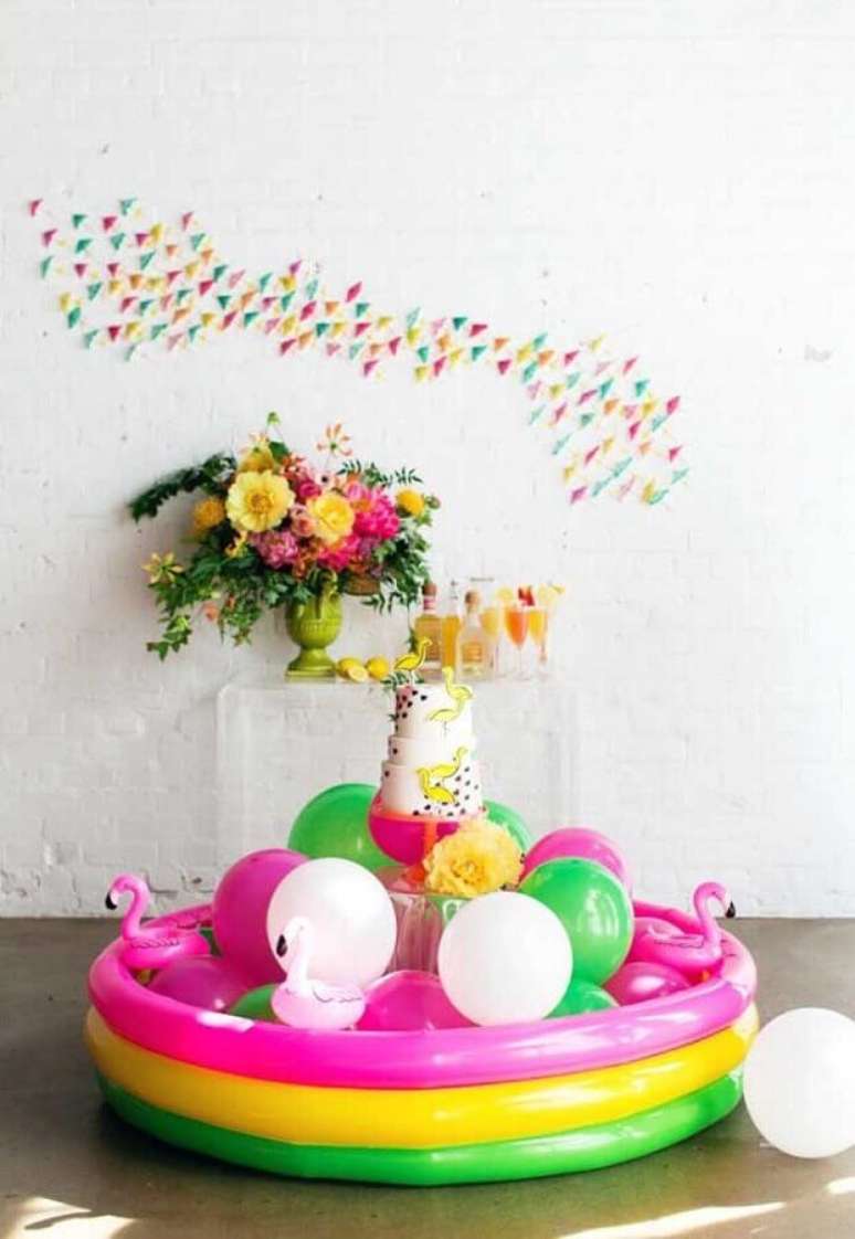 59. Festa na piscina decorada com piscina de plástico e bolas coloridas – Foto: Style Me Pretty