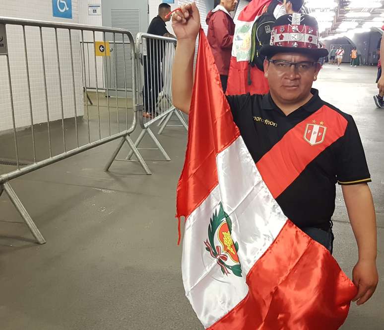 O comerciante Jeysi Anco não desgrudou da bandeira do Peru durante o jogo. No final, ele se emocionou com a exibição da sua seleção