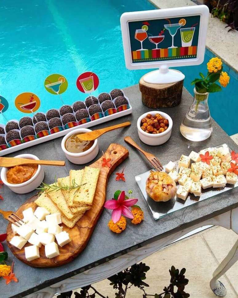 65. Ideia de decoração para mesa de comidas para festa na piscina – Foto: Coisas da Bonfa