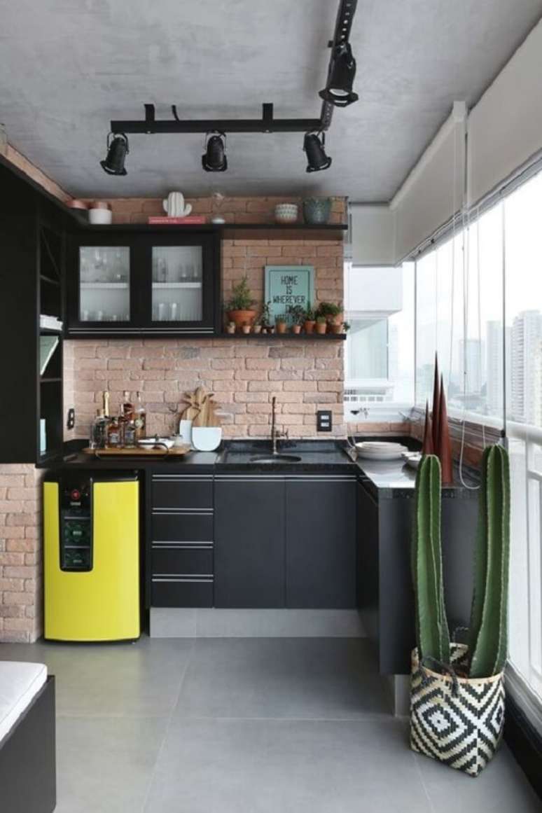 14. Mini geladeira em tons de preto e amarelo. Fonte: Casa Vogue
