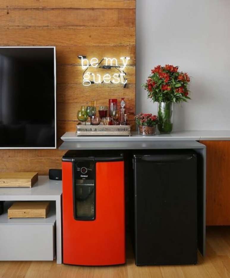25. Geladeiras mini nas cores laranja e preto complementam a decoração da sala. Fonte: Pinterest