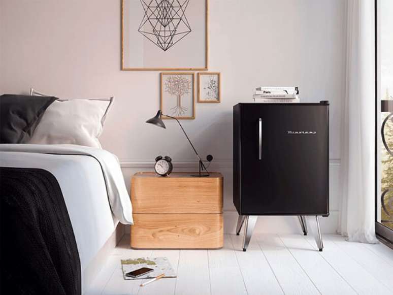35. Mini geladeira na cor preta encanta a decoração do quarto. Fonte: Pinterest
