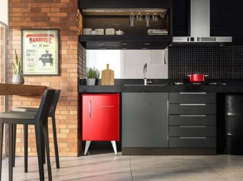 16. Mini geladeira na cor vermelha complementa o ambiente da varanda. Fonte: Conexão Decor
