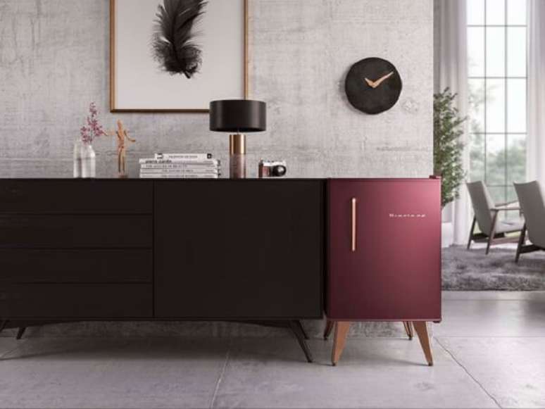 32. A cor ousada da geladeira mini traz vida para a decora&ccedil;&atilde;o do ambiente. Fonte: Conex&atilde;o Decor