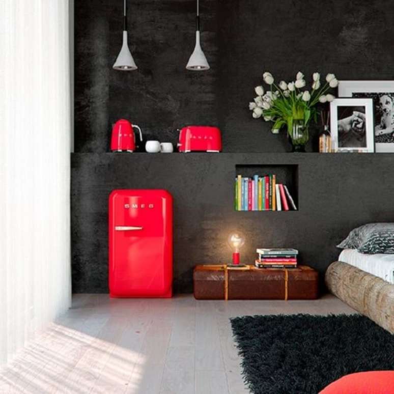 21. Mini geladeira retrô na cor vermelha incorpora a decoração do quarto. Fonte: Pinterest