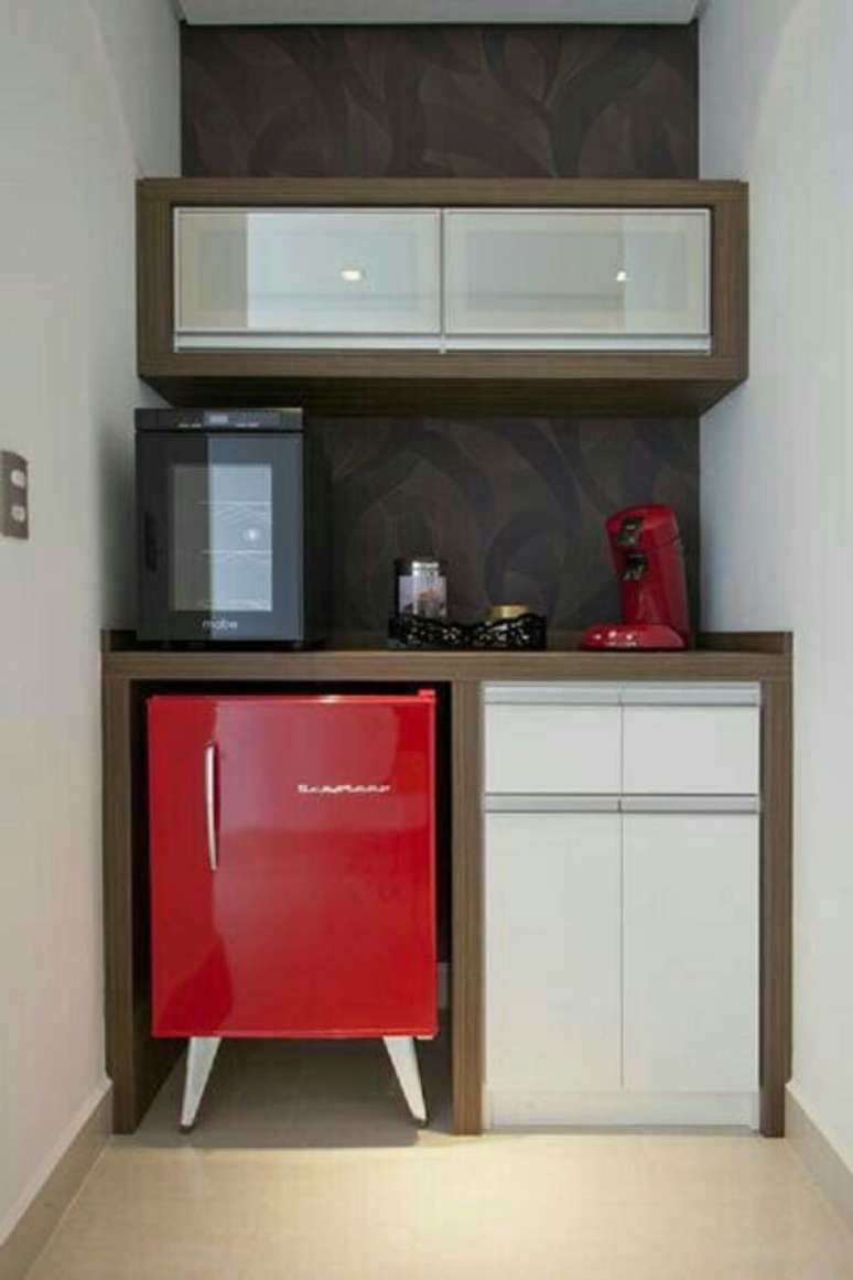 24. Geladeira mini vermelha utilizada em pequenos espaços. Fonte: Pinterest