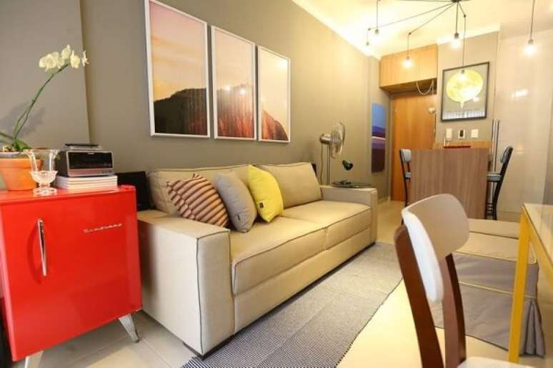 45. Geladeira mini vermelha para sala de estar. Fonte: Majó Arquitetura de interiores