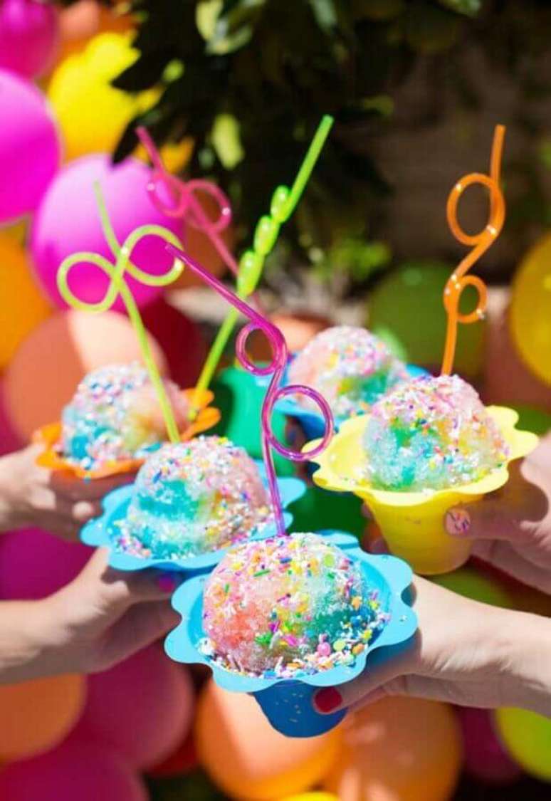 70. Sorvetes tamb&eacute;m n&atilde;o podem faltar na festa na piscina &ndash; Foto: Studio DIY