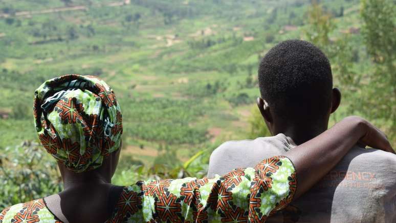 Carine e seu filho Jean-Pierre, um das milhares de crianças nascidos como resultado de estupro durante o genocídio em Ruanda