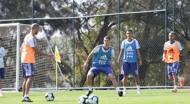 Jogadores reservas da Argentina treinam após empate com o Paraguai.