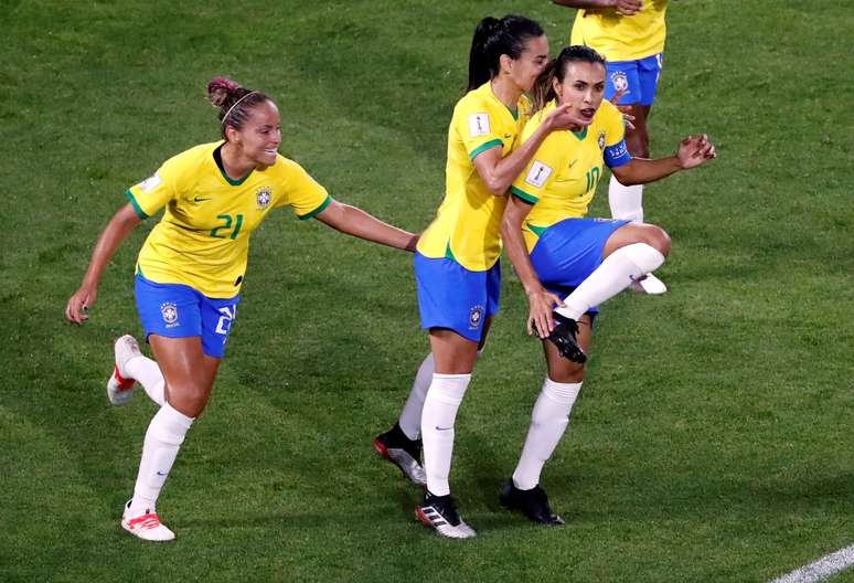 Marta comemora gol marcado contra Itália com companheiras de seleção
18/06/2019 REUTERS/Bernadett Szabo 