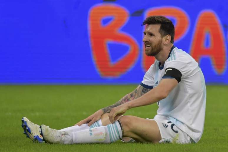 Messi marcou o gol de pênalti, quando o Paraguai vencia por 1 a 0 (Foto: LUIS ACOSTA / AFP)
