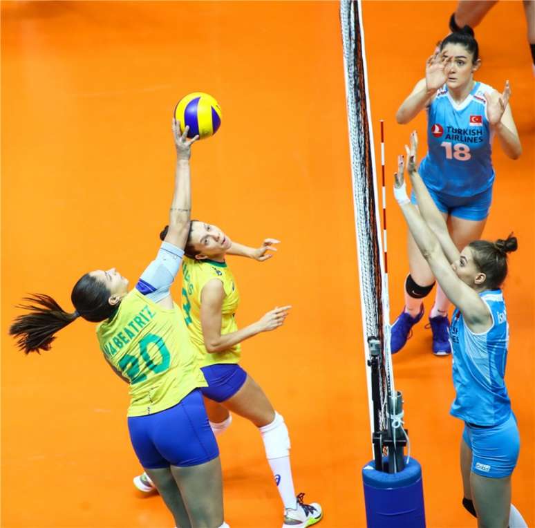 Bia encarando o bloqueio turco (FIVB Divulgação)