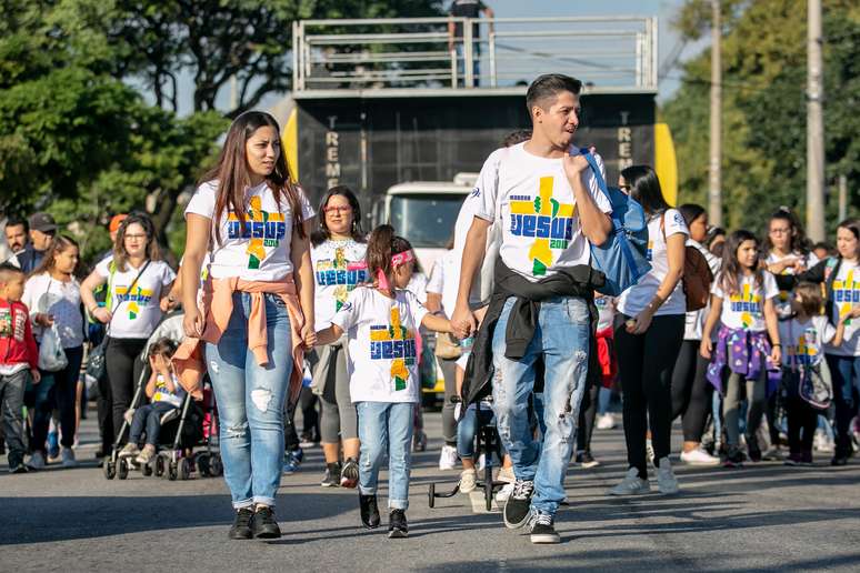 Populares chegam para a 27ª edição da Marcha Para Jesus, maior evento evangélico do país, que acontece nesta quinta-feira, 20, em São Paulo.