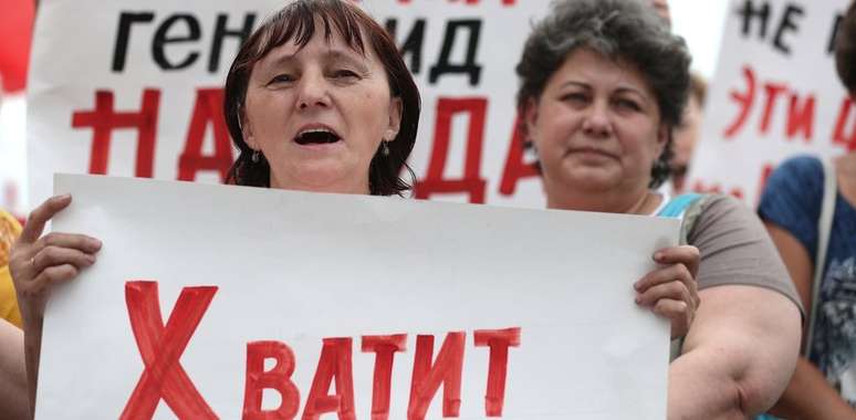 "Chega", dizem cartazes em manifestações em Moscou