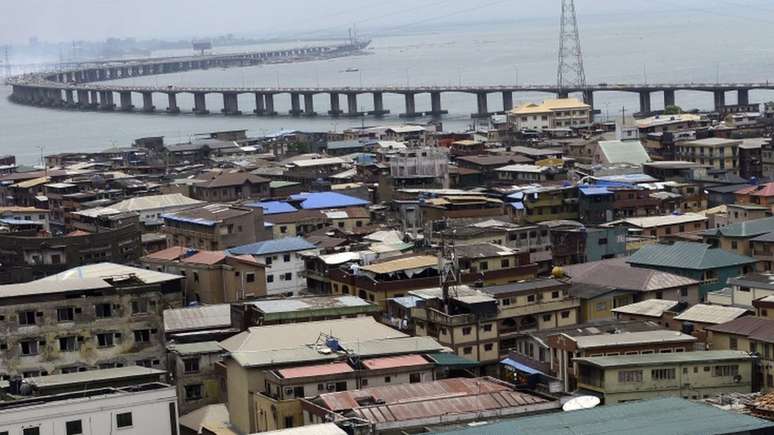 Pai levou a filha, inicialmente, para Lagos, na Nig&eacute;ria